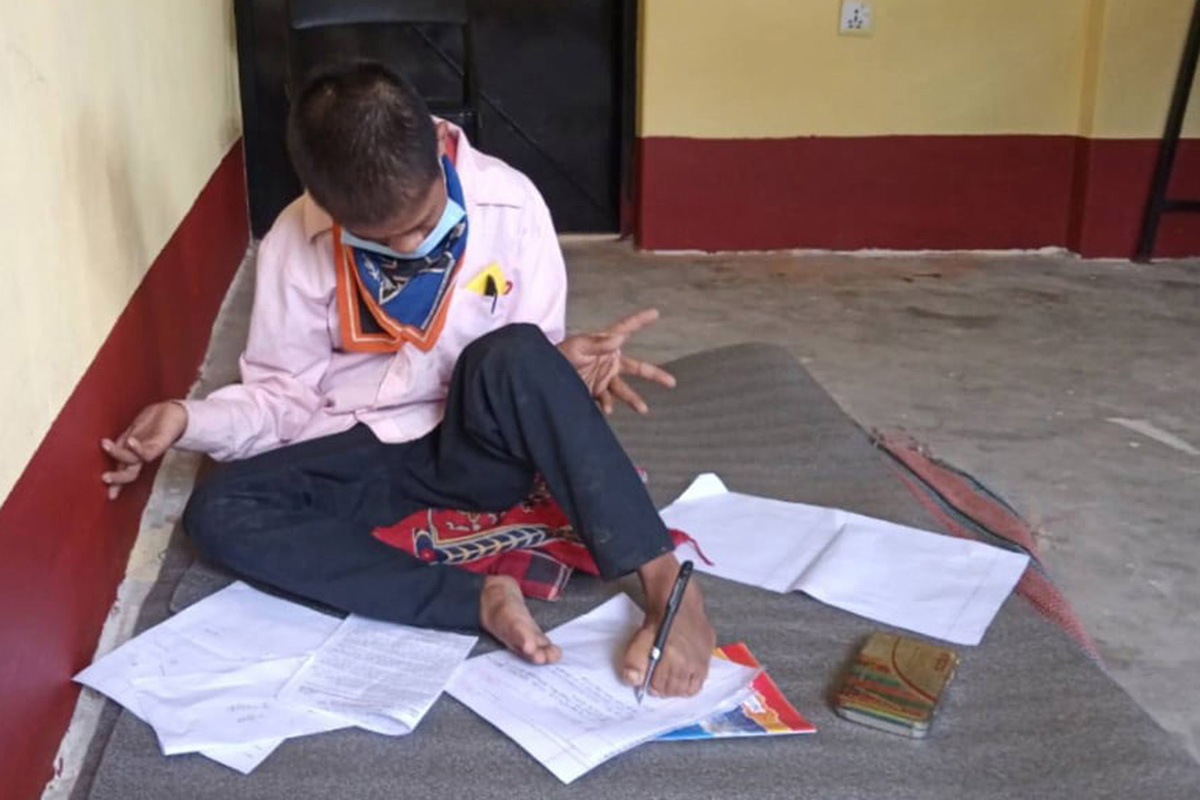 खुट्टाले लेखेर ११ कक्षाको परीक्षा दिँदै पाल्पा निस्दीकी ‘याम’